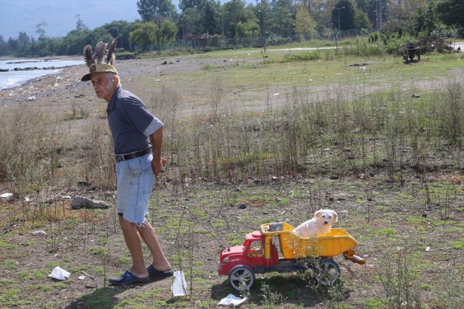 90 yaşındaki Fahrettin Özdemir bahçesinde 50 hayvana bakıyor